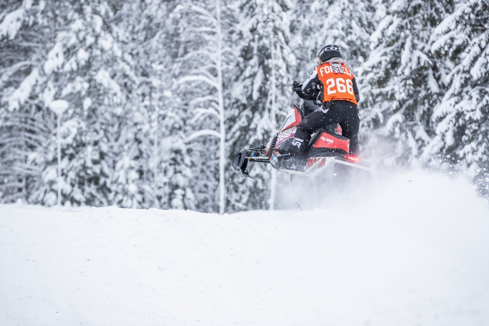 Tuupovaaran Moottorikerhon Saga Forsell on ajanut tasokkaasti snowcrossin naisten SM-sarjassa. Arkistokuva.
