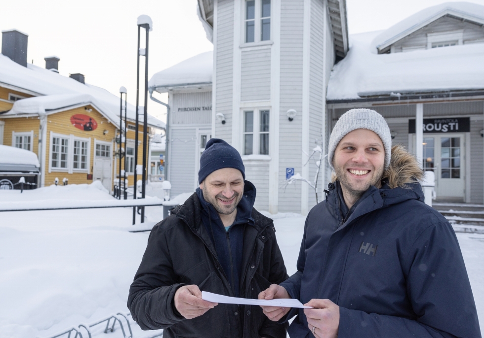 Serkukset Markus Mutanen (vas.) ja Timo Mutanen yhdessä Tuomo Mutasen kanssa hankkivat konkurssipesältä Surakan pihapiirin kolme rakennusta loppuvuonna 2023.