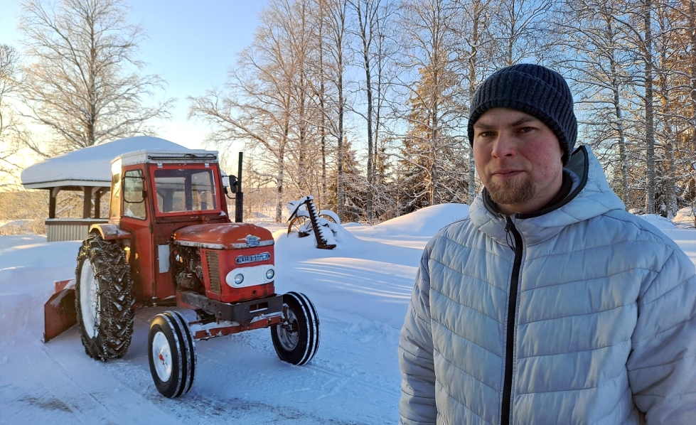 Mikko Koskinen on perheineen onnellinen Valtimon Puukarin maisemissa. 