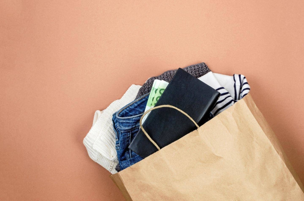 Vaatteita voi lähettää verkkokauppaan myytäväksi, mutta jääkö siitä voitolle?