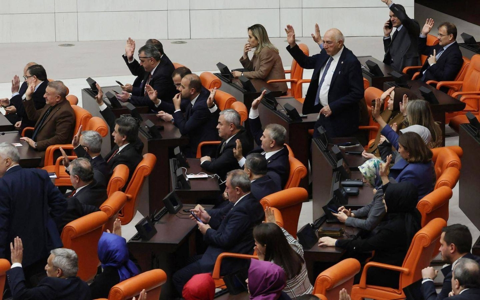 Turkin parlamentin valtapuolueen edustajat äänestämässä Suomen Nato-jäsenyyden ratifioinnin puolesta 30. maaliskuuta 2023.