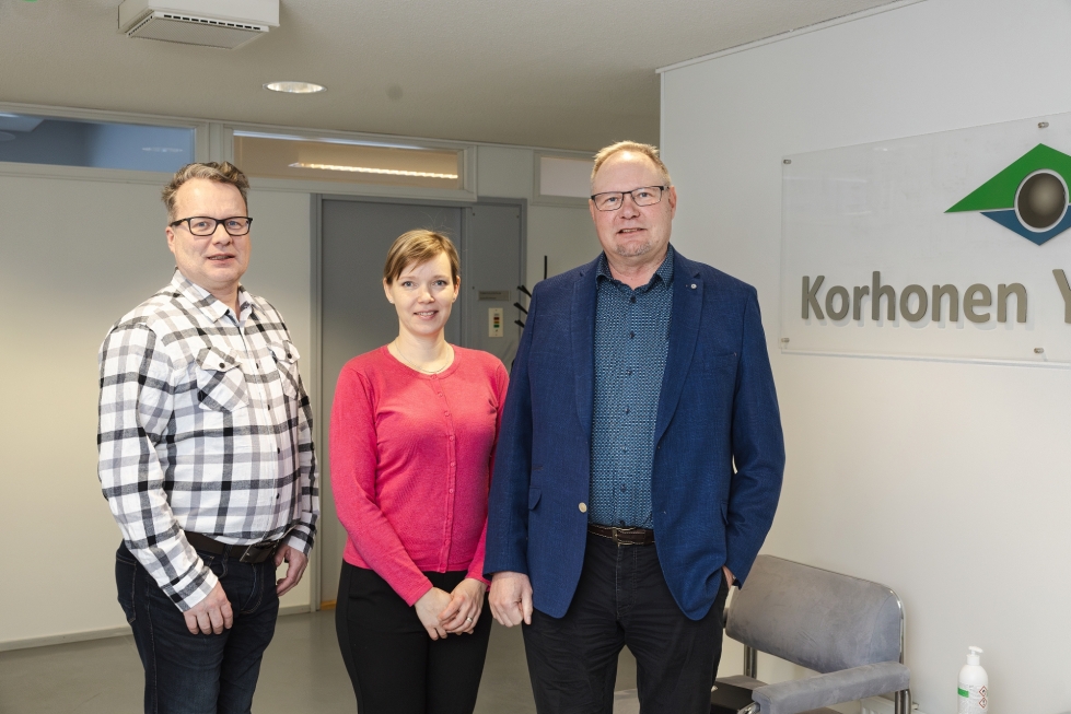 Korhonen Yhtiöt Oy:ssä työskentelevät Juha Kapanen, Paula Saario-Räsänen ja Juha Korhonen.