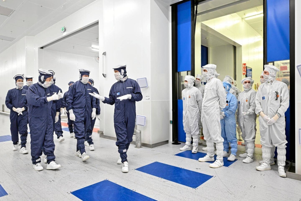 Etelä-Korean presidentin Yoon Suk Yeolin delegaatio vieraili joulukuussa ASML-yhtiön tiloissa, tutustumassa maailman kehittyneimpiä siruja tuottavaa EUV-koneeseen. Vierailua isännöi kuningas Willem-Alexander, joka myös sonnustautui hygieniavaatimusten mukaiseen suoja-asuun.