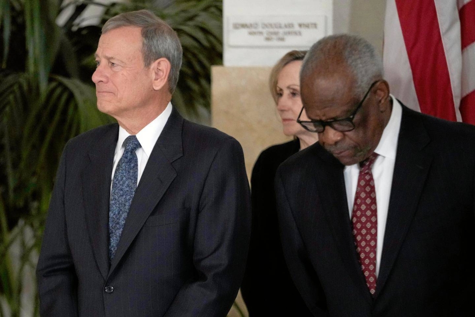 Yhdysvaltain korkeimman oikeuden tuomarit John Roberts (vas.) ja Clarence Thomas osallistuivat joulukuussa edesmenneen kollegansa Sandra Day O’Connorin hautajaisiin.