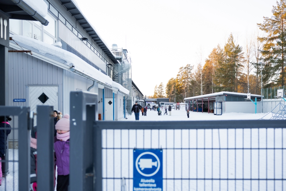 Joensuussa, Imatralla ja Lappeenrannassa toimivaa Itä-Suomen koulua uhkaa lakkauttaminen.