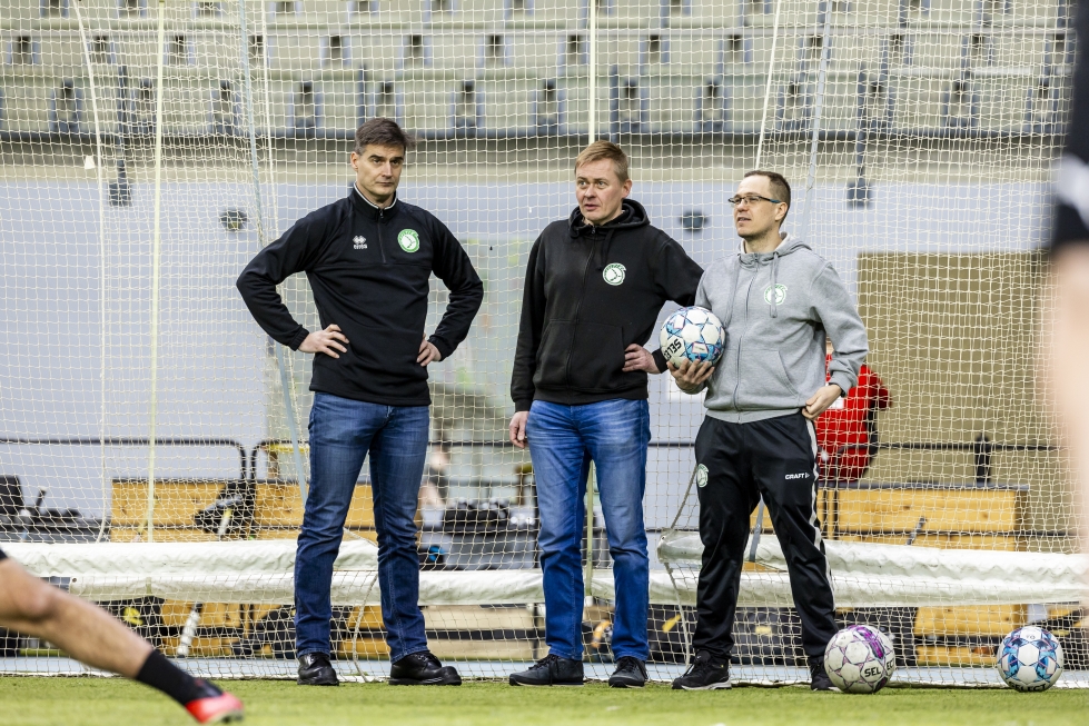 AFC Keltikin voimahahmot Janne Lilja (vas.), Jukka Toikkanen ja Janne Utriainen seurasivat edustusjoukkueen harjoituksia.
