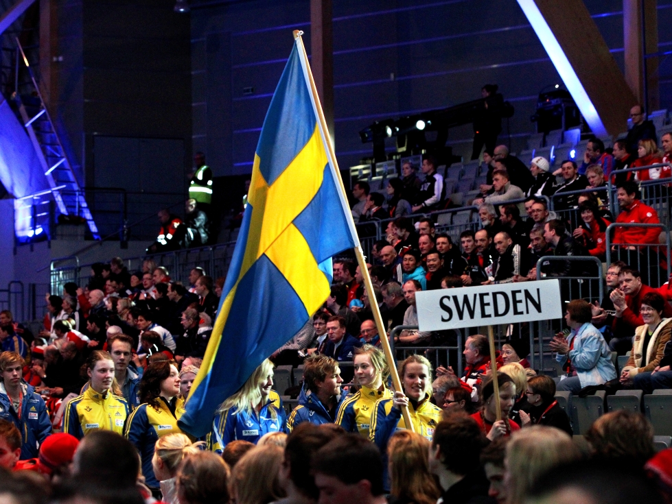Ruotsin kieli ja ruotsalaisuus eivät normaalisti paljoa näy Pohjois-Karjalassa. Arkistokuva ampumahiihdon nuorten MM-kilpailujen avajaisista Joensuun areenasta.