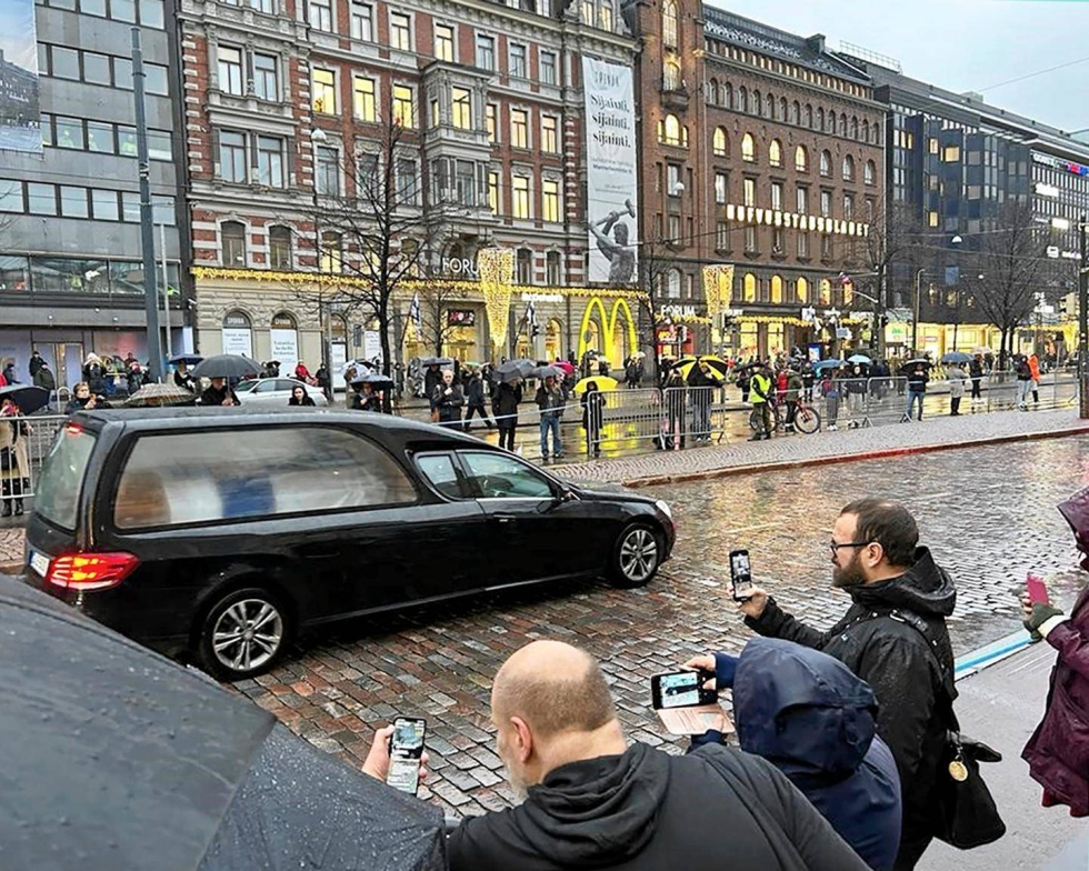Katujen varsille saapuneet ihmiset ottivat kuvia surusaatosta presidentti Martti Ahtisaaren hautajaisissa Helsingissä viime marraskuussa.