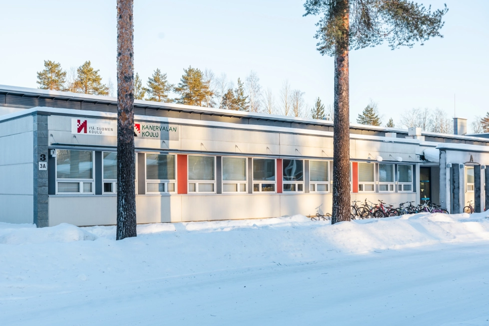 Kanervalan koulu on yksi ensimmäisenä lakkautettavista kouluista, jos Joensuun kaupungin suunnitelmat toteutuvat. Samassa rakennuksessa Kaislakadulla toimii Itä-Suomen koulu, jonka toiminta on myös loppumassa.