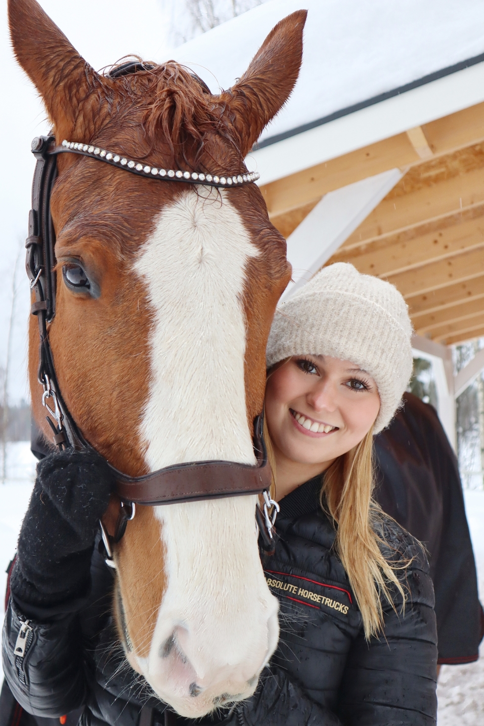 16-vuotias joensuulaislähtöinen esteratsastaja Roosa Kuivalainen on muuttanut harrastuksen perässä Hämeenlinnaan. "Täällä Pohjois-Karjalassa ei ole yhtä hyviä mahdollisuuksia harrastaa, kun kisamatkat ovat pitkiä. Se on hevosellekin raskasta."