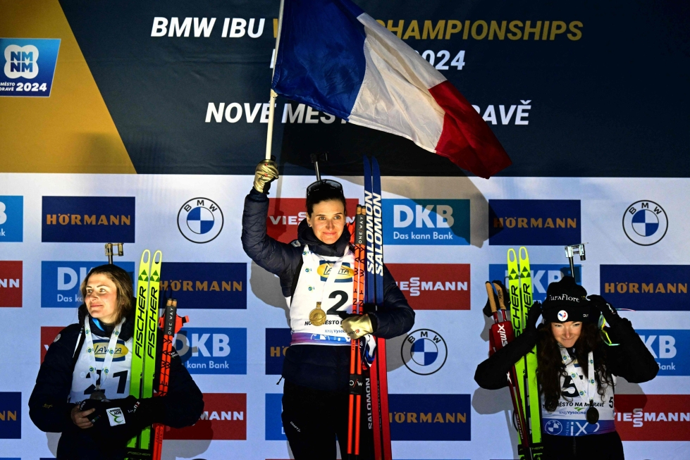 Ranskan Julia Simon nappasi kirkkaimman, ja muut mitalit ottivat Justine Braisaz-Bouchet ja Lou Jeanmonnot.