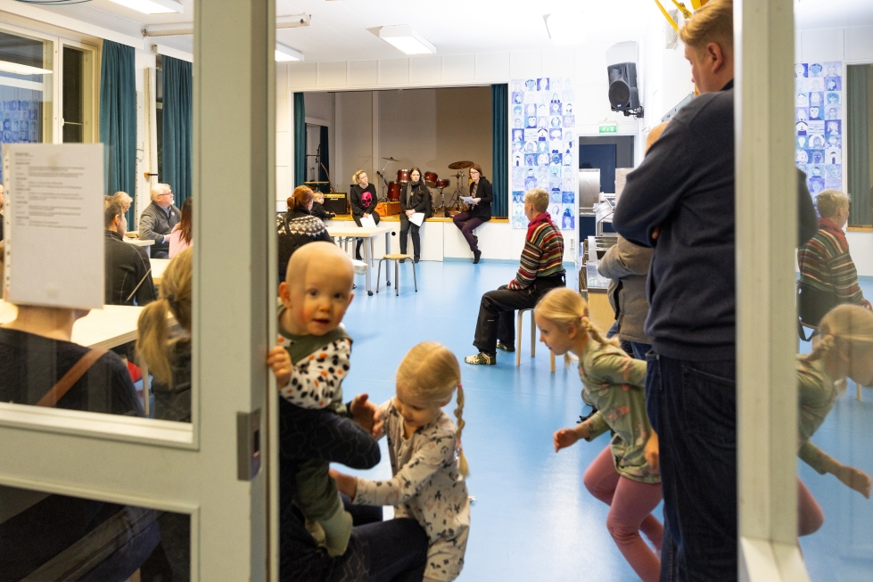 Keskustelu Iiksenvaaran koulun lakkautusuhasta kokosi hyvän joukon kyläläisiä. 