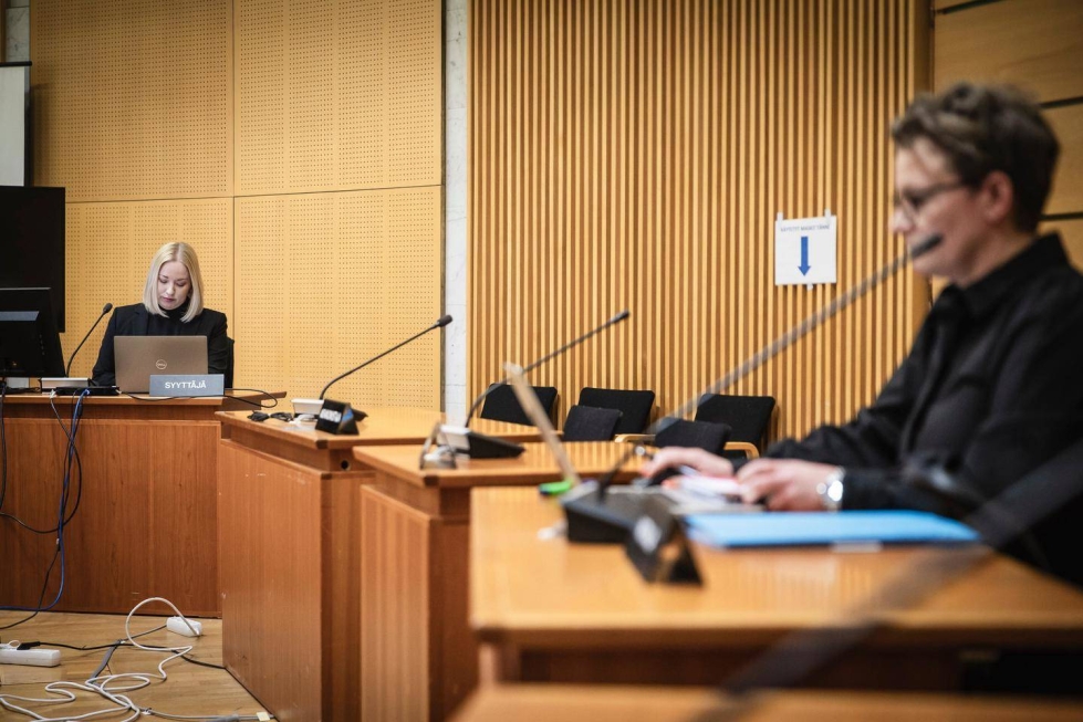 Vasemmalla apulaissyyttäjä Krista Bamberg, oikealla Kapasen asianajaja Anu Kolari. Kapanen itse ei ollut paikalla oikeudenkäynnissä.