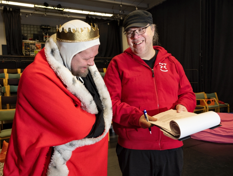 Tero Sarkkinen ja Henry Räsänen ovat tahoillaan halunneet tehdä Kuningas Ubu -näytelmän jo kauan. Nyt se toteutuu yhteistyössä.