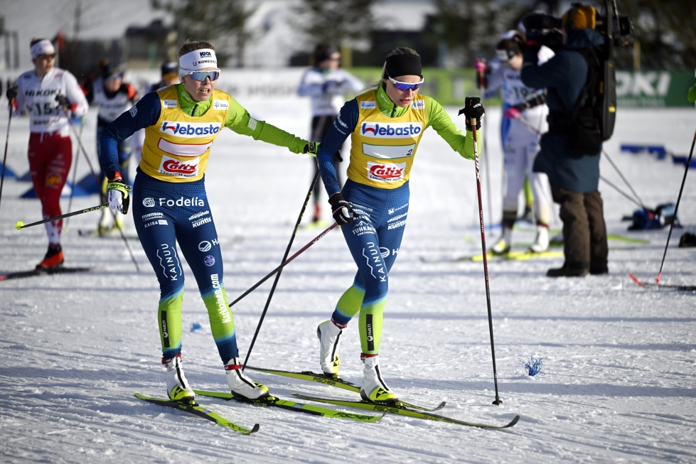 Kainuun Hiihtoseuran Anni Alakoski ja Anne Kyllönen (oik.) kiskaisivat komean kaulan kilpakumppaneihin ja varmistivat mestaruuden.