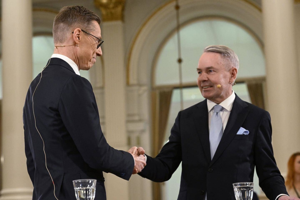 Alexander Stubb ja Pekka Haavisto kättelivät vaalituloksen ratkettua Helsingin kaupungintalolla. Haavisto onnitteli Stubbia voitosta.