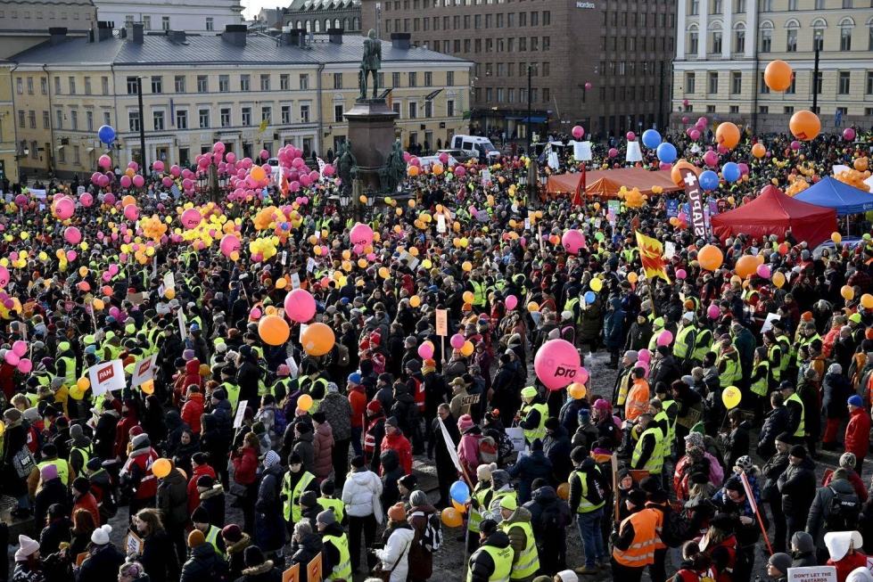 Palkansaajien keskusjärjestöt SAK ja STTK järjestivät torstaina laajan mielenosoituksen Helsingin Senaatintorilla.