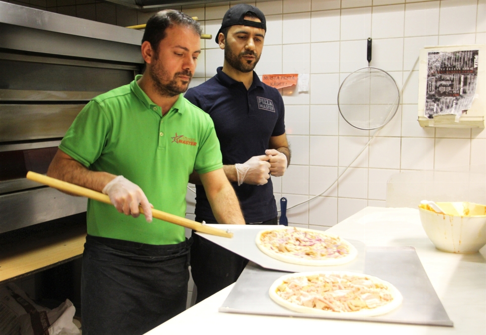 Sultan (vas.) ja Cemal Edizillä on pitkä kokemus pitsojen ja kebabien teosta.