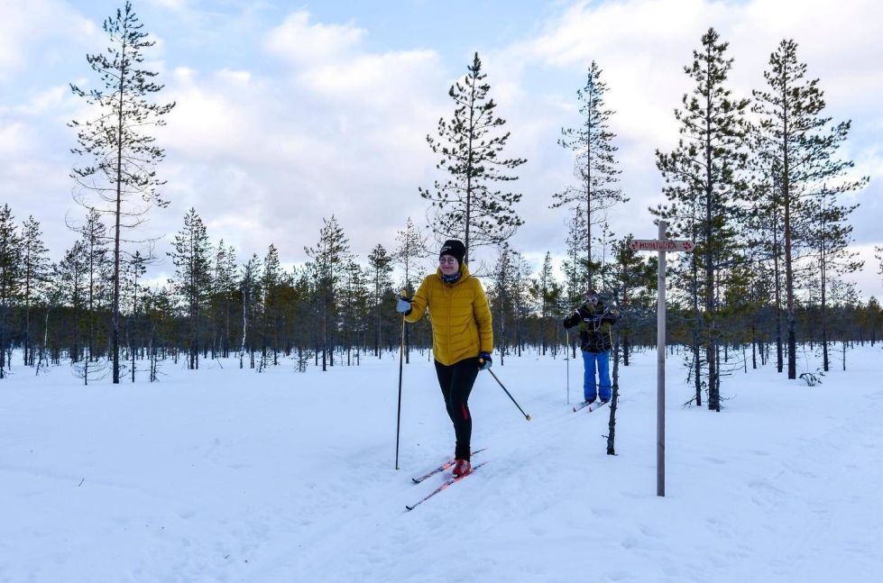 Lietolaiset Johanna ja Sami Krappe lomailivat Sotkamossa, mutta lähtivät asioikseen hiihtämään Tiilikkajärven kansallispuistoon. Arkistokuva vuodelta 2021.