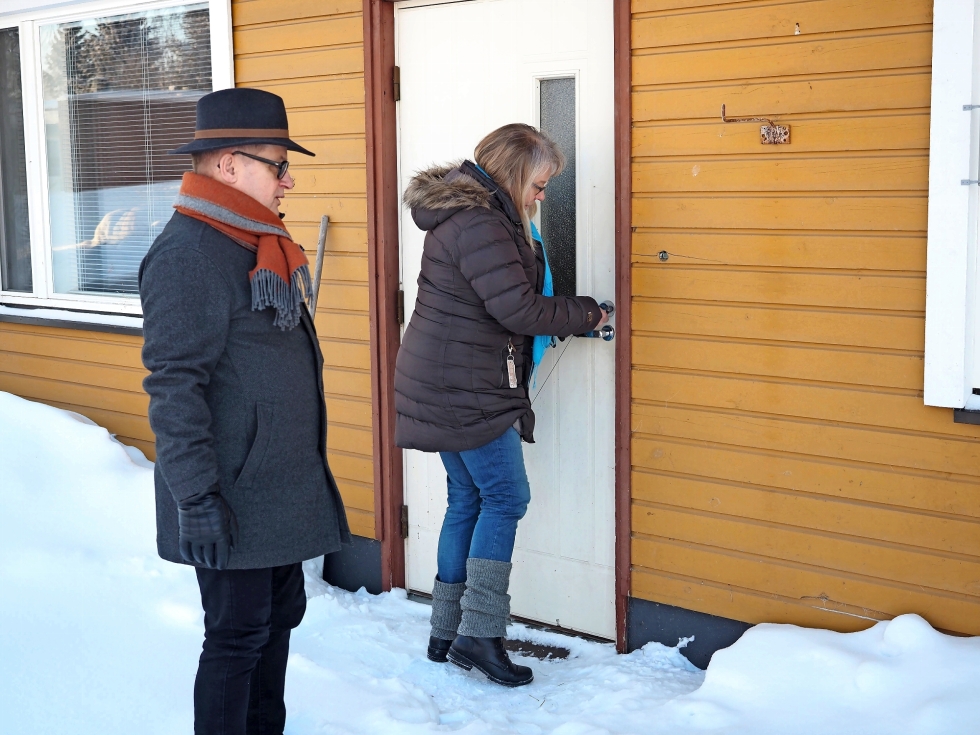 Rääkkylän kunta omistaa pari asuinhuoneistoa yksityisestä asuntoyhtiöstä. Ne ovat varattuja koeasujille, kertovat kunnanjohtaja Esko Rautiainen ja kiinteistösihteeri Anne Salin.