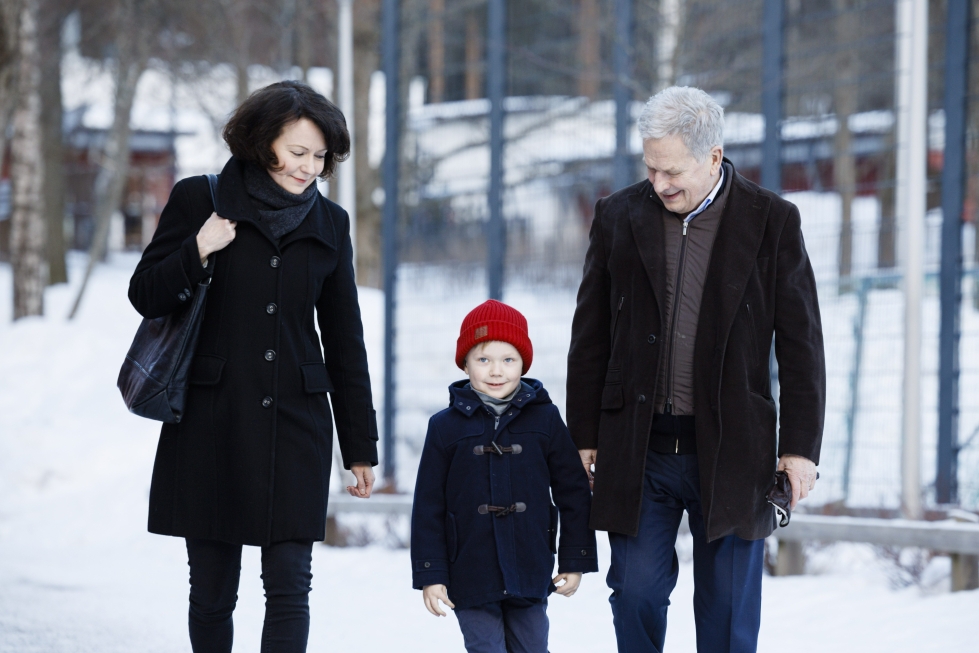 Presidentti Sauli Niinistö, puoliso Jenni Haukio ja Aaro-poika kävivät äänestämässä puolenpäivän aikaan.