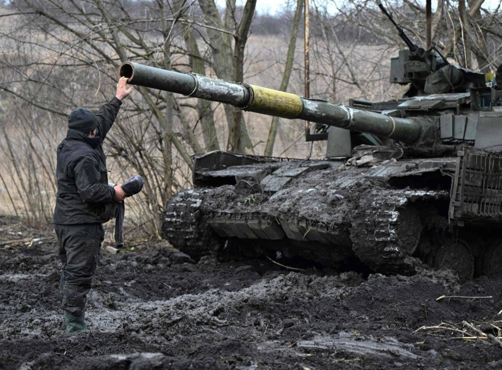 Ukrainalainen sotilas huoltamassa panssarivaunua Itä-Ukrainan Bahmutin suunnalla.
