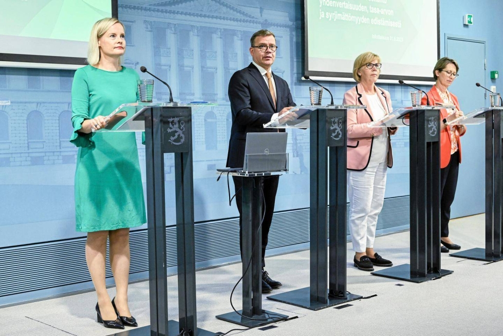 Hallituspuolueiden puheenjohtajat Riikka Purra (ps.), Petteri Orpo (kok.), Anna-Maja Henriksson (r.) ja Sari Essayah (kd.) julkistivat elokuun lopussa hallituksen yhdenvertaisuustiedonannon.