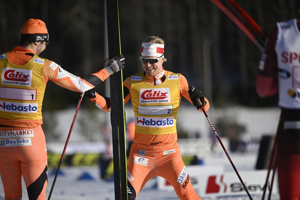 Jämin Jänteen Ristomatti Hakola ja Lauri Lepistö (oik.) tuulettivat miesten parisprintin perinteisen hiihtotyylin mestaruutta Vantaan SM-hiihdoissa.