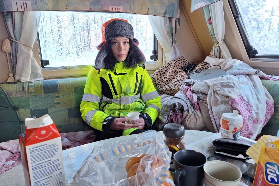 Susanna Pesonen yöpyy asuntovaunussa, koska Elimon työmaalta on satakunta kilometriä kotiin ja huonoilla teillä matkoihin kuluisi paljon aikaa.