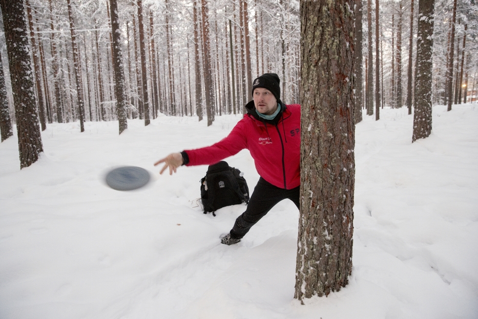 Yli kymmenen vuotta frisbeegolfia myös talvella harrastanut Sammy Pylkki tietää, että lumihankien keskellä on tärkeää huolehtia vaatetuksesta, liikkumisesta ja kiekon seuraamisesta heiton jälkeen.