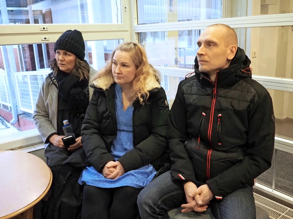 Kesälahtelaisten koululaisten vanhemmat Marja Malinen (vas.) sekä Hanna ja Jani Hämäläinen ovat huolissaan lasten jaksamisesta.