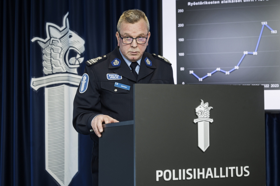 Rikosylikomisario Petri Eronen Itä-Uudenmaan poliisilaitoksesta puhumassa nuorisorikollisuudesta pääkaupunkiseudun poliisilaitosten yhteisesti järjestämässä tiedotustilaisuudessa Espoossa 8. helmikuuta 2024. 
