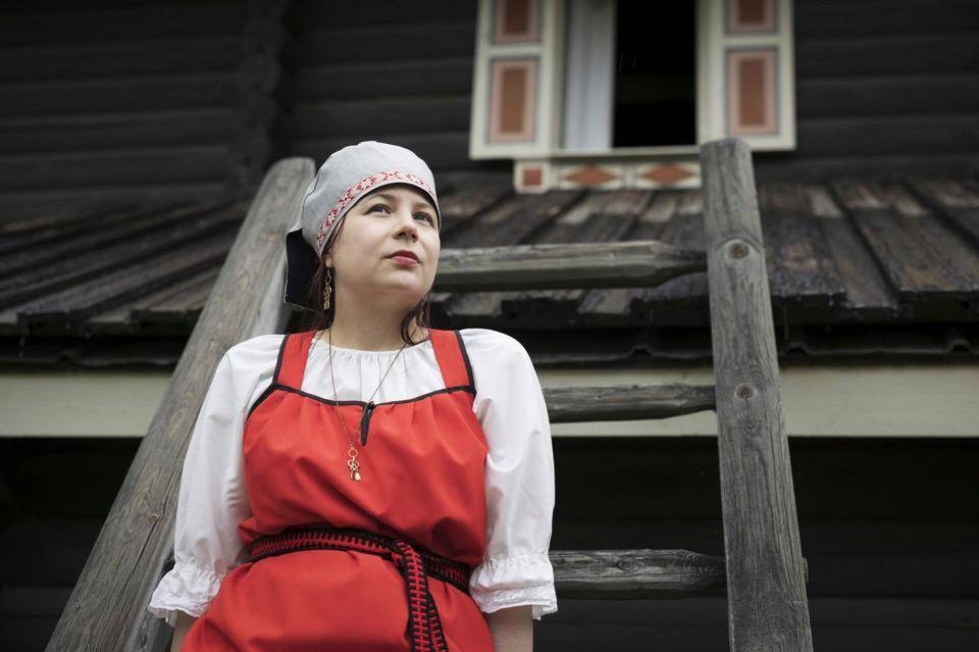 Laura Tolvanen asuu Ilomantsissa. Hän pukeutuu mielellään mummonsa feresipukuun.