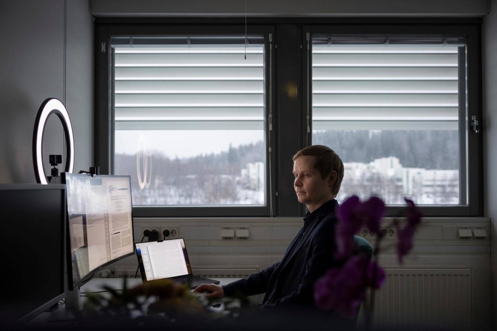 Professori, teknostressin tutkija Markus Salo työskentelee teknologian ympäröimänä Jyväskylän Mattilanniemessä. 