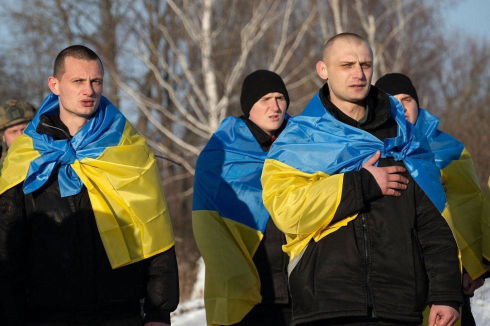 Venäjältä sotavankeudesta palanneet ukrainalaissotilaat lauloivat maansa kansallislaulua keskiviikkona, kun useiden satojen sotavankien vaihto oli toteutettu.