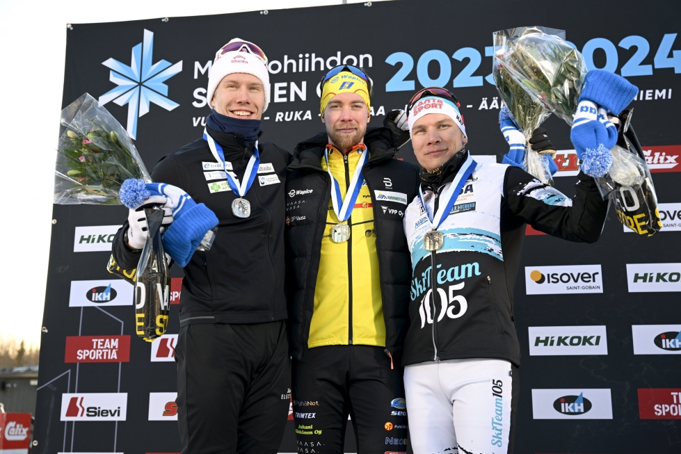 Verneri Suhonen (vas.), Joni Mäki ja Lauri Vuorinen mitalien jaossa SM-hiihtojen miesten vapaan hiihtotavan sprinttien finaalin jälkeen Hakunilan urheilupuistossa Vantaalla.