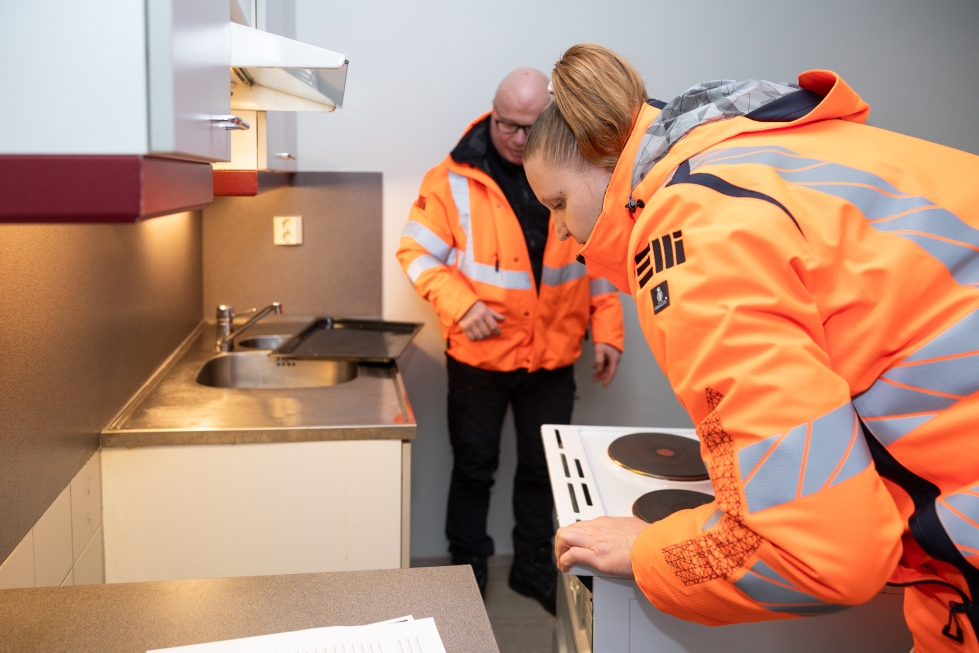 Uunin takaa löytyy usein yllätyksiä, ovat huomanneet Joensuun Ellin huoltopäällikkö Kari Palviainen ja siivoustoimen työnjohtaja Merita Kinnunen.
