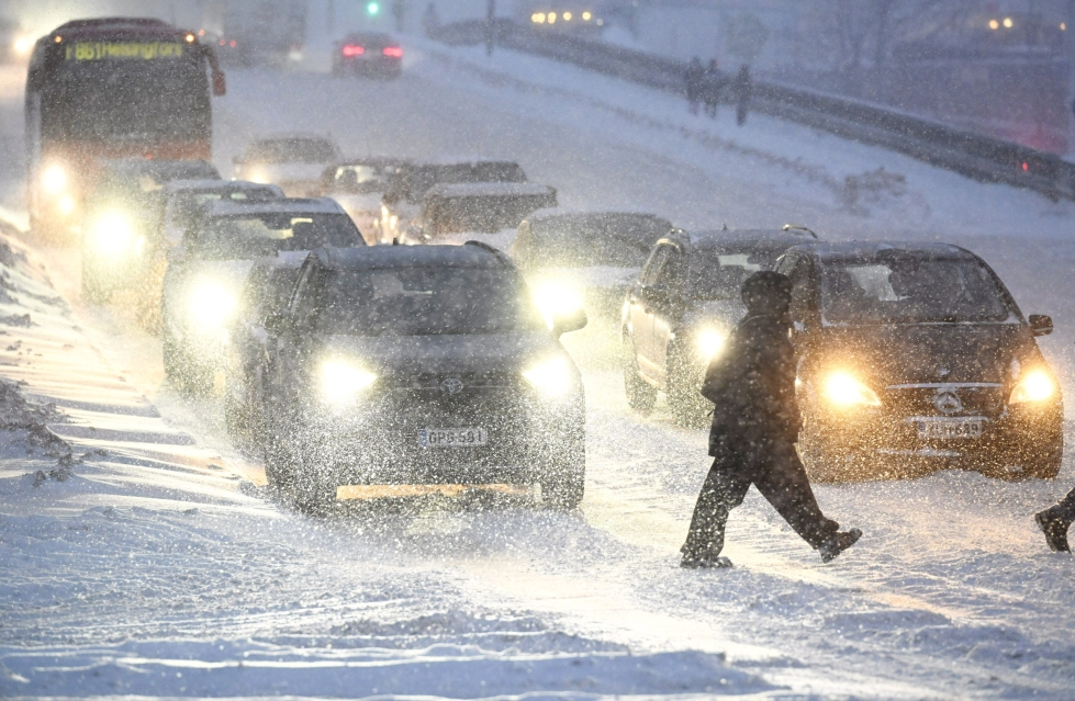 Liikennettä Helsingin Alppilassa lumimyräkässä 18. tammikuuta 2024. 
