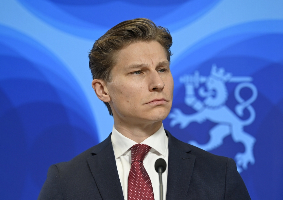 Puolustusministeri Antti Häkkänen (kok.) pitää tärkeänä selvittää esteet tuulivoimahankkeiden tiellä.