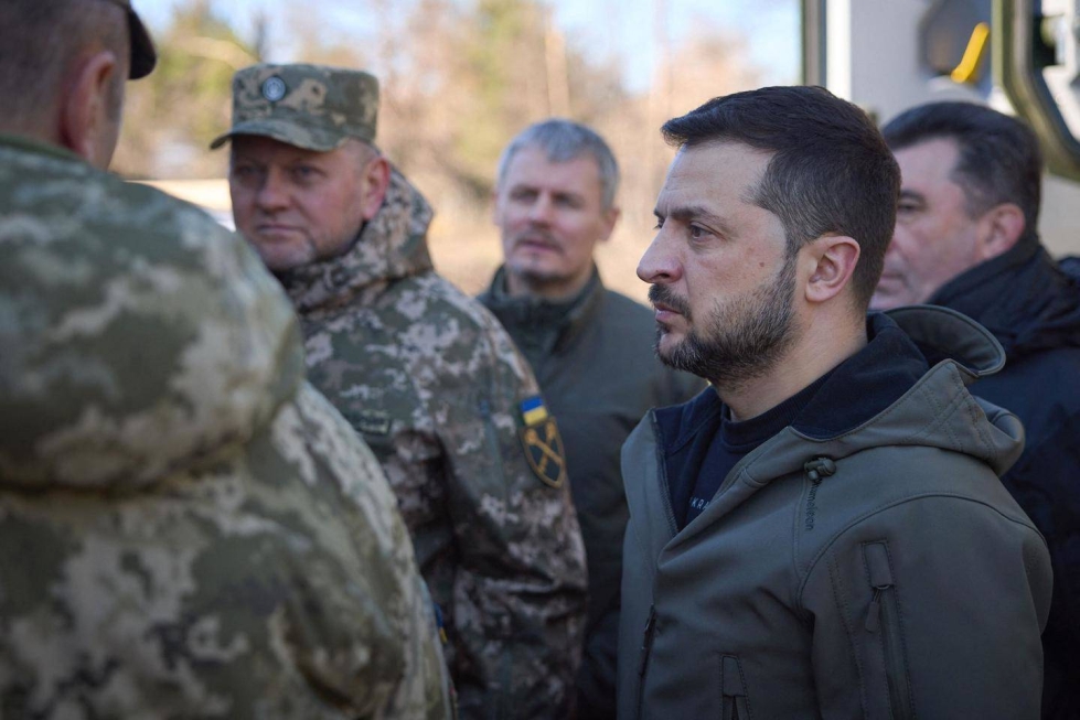 Ukrainan asevoimien komentajan Valeri Zaluznyin (vas.) ja presidentti Volodymyr Zelenskyin (oik.) välien on kerrottu tulehtuneen. CNN:n mukaan Zaluzhnyi olisi saamassa potkut tämän viikon loppuun mennessä.