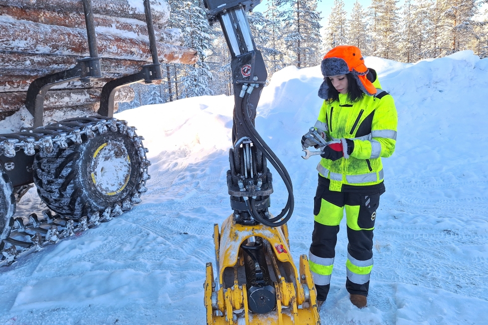 Susanna Pesonen on opetellut tekemään koneiden pienemmät korjaukset itse.
