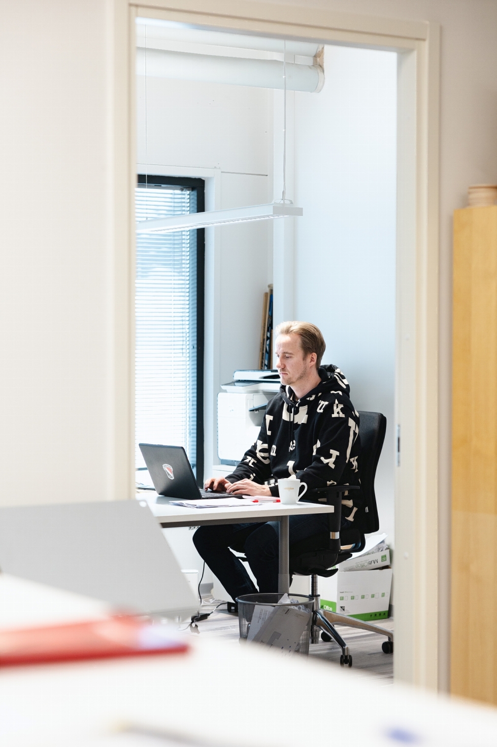 Joensuun Kiekko-Poikien manageri Jaakko Lipponen kertoo olevansa melko harvoin tietokoneella toimistossa. Yleensä hän viilettää palavereissa tai on puhelimessa.