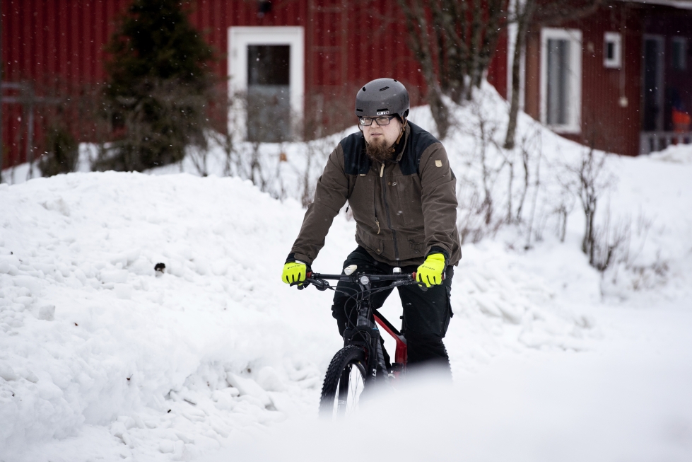Ammattiopisto Luovissa ammatillisena ohjaajana työskentelevä Eero Sirviö polkee 6,5 kilometrin matkan töihin säällä kuin säällä.