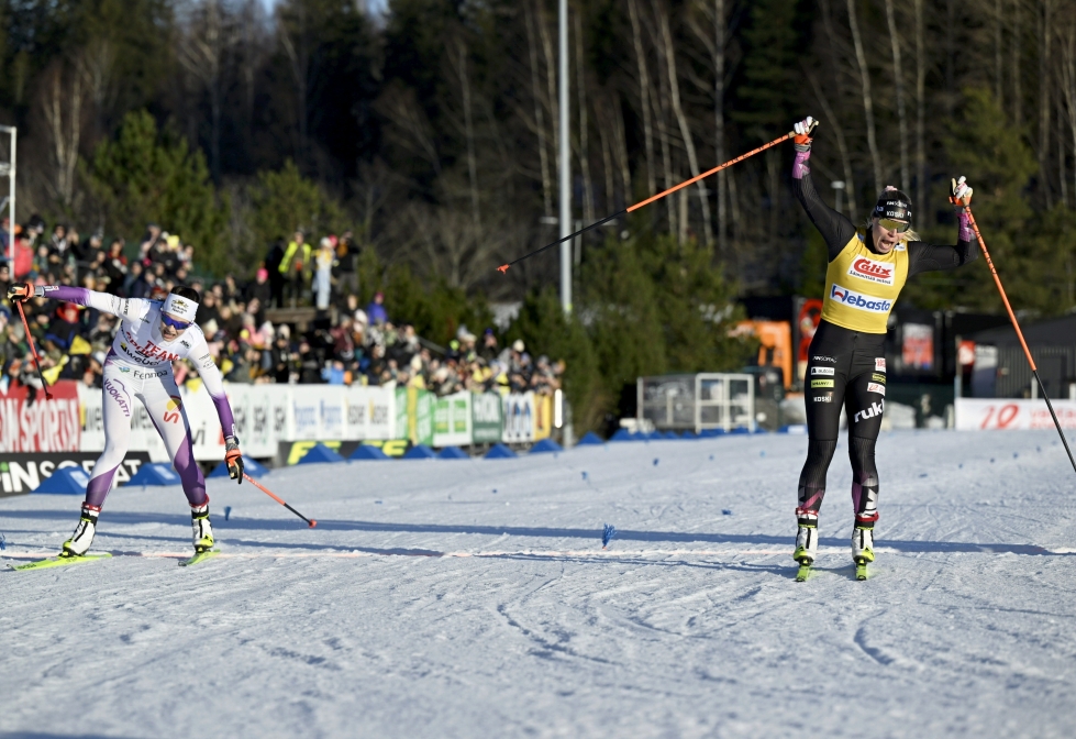 Jasmi Joensuu (oik.) tuuletteli SM-hiihtojen naisten vapaan hiihtotavan sprinttien finaalin voittoaan Hakunilan urheilupuistossa Vantaalla.