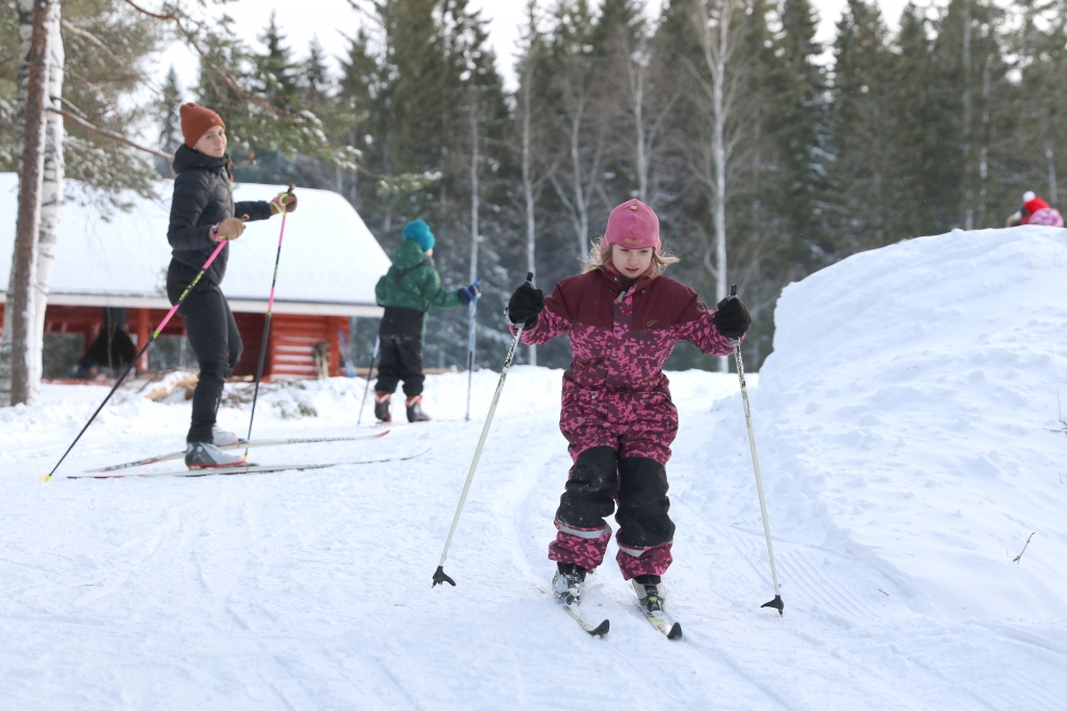 Kolin koululaiset testasivat lasten hiihtoseikkailua viime viikolla. Esikoulun ja 1.–2. luokkien opettaja Noora Palovuori seurasi Helli Puumalaisen mäenlaskua.