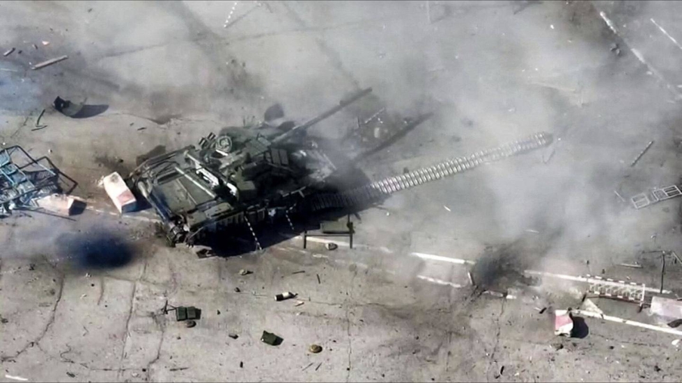 Venäjän puolustusministeriön kuva Venäjän Belgorodin alueelle tiistaina väitetysti hyökänneestä tankista, joka tuhottiin.