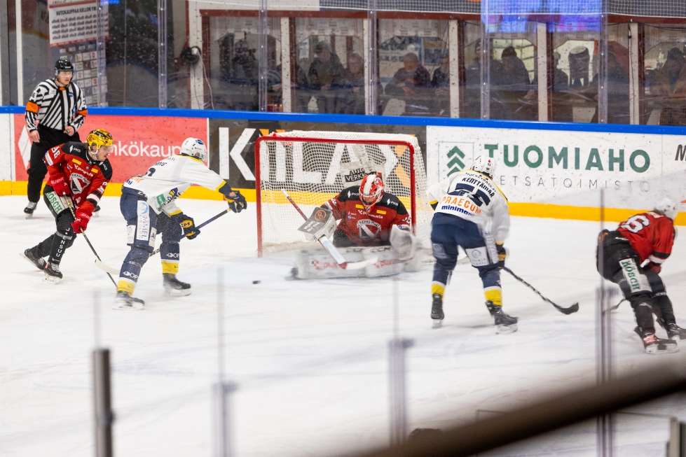 Kiekko-Poikien maalineduspelaaminen jäi pahasti vajaaksi Rovaniemen Kiekkoa vastaan.