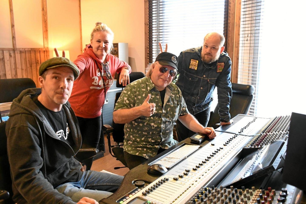 Jyri Riikonen, Mia Holopainen, Petri Majuri ja Joonas Turner muodostavat E-Studion henkilökunnan.