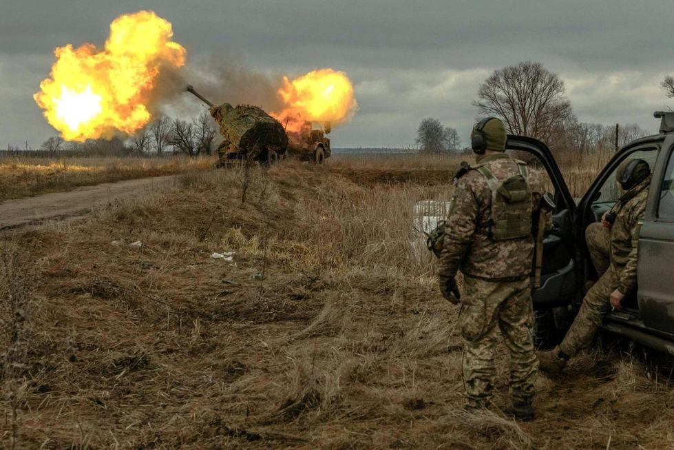 Ukrainan joukot tulittavat ruotsalaisvalmisteisella haupitsilla venäläisjoukkojen asemiin Donetskin alueella 20.1.2024.
