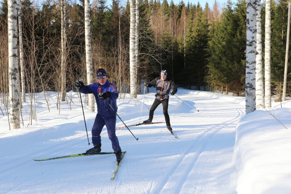 Jorma Sykkö ja Ari Heiskanen arvelivat Ahmanhiihdon kiertämiseen menevän viitisen tuntia.